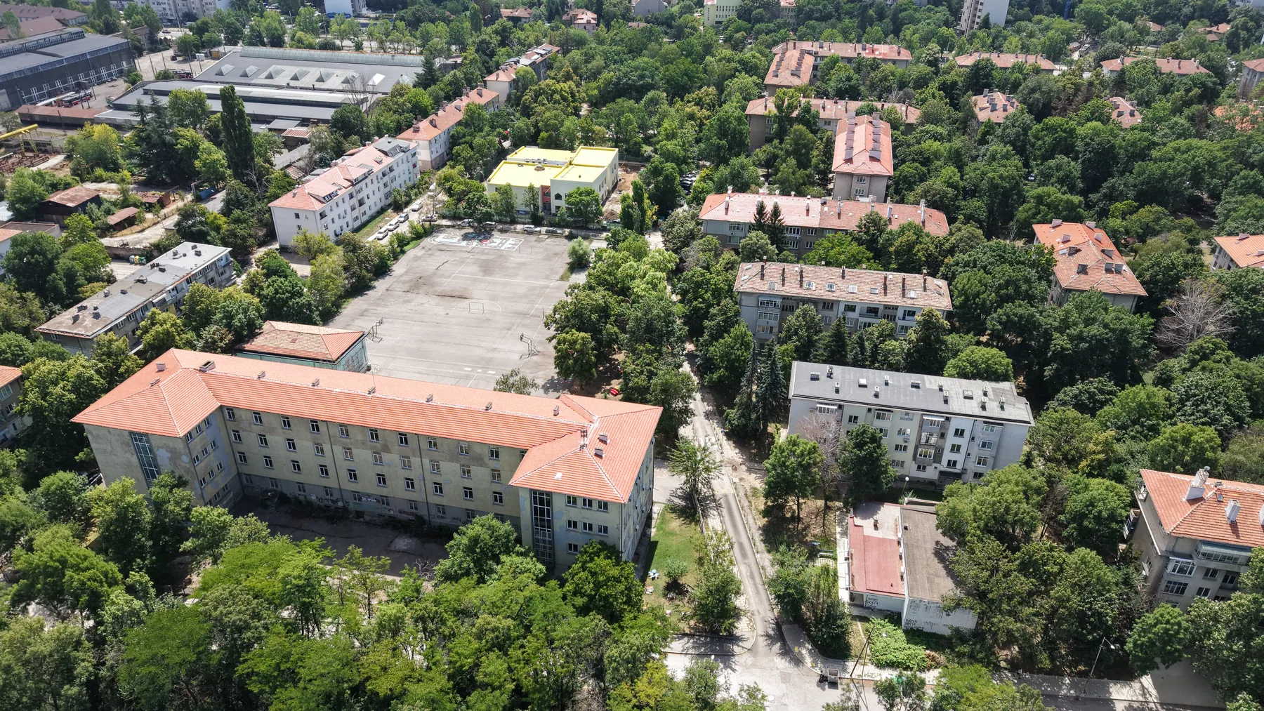 Въздушен кадър на жилищна и училищна среда с тесни локални улици