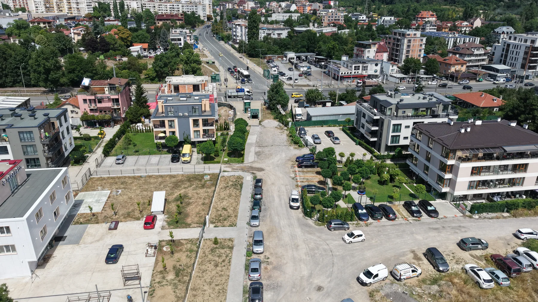 Въздушен кадър на прекъсната настилка по връзката между квартални улици и главната улична мрежа